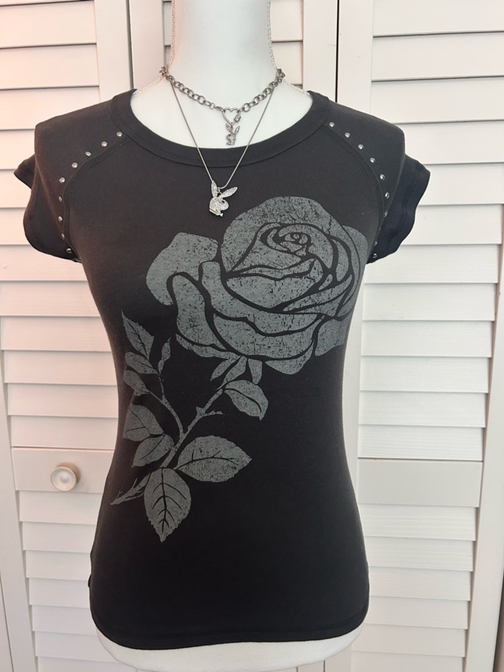 Women’s Dark Gray Rose Graphic Tee Size Medium